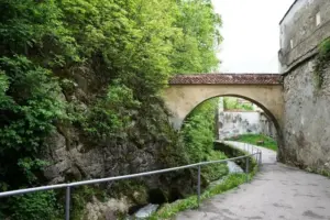 Imagini cu Bastionul Graft, fortificație masivă din piatră de pe strada Dupa Ziduri din Brașov.