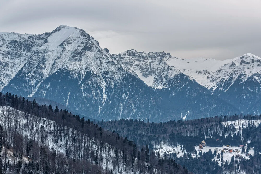 Vedere panoramică a stațiunii montane Predeal pe Valea Prahovei, înconjurată de masivele Bucegi și Postăvarul.