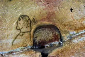 Mănăstirea Rupestră Șinca Veche, cunoscută ca Templul Ursitelor, săpată în piatră.