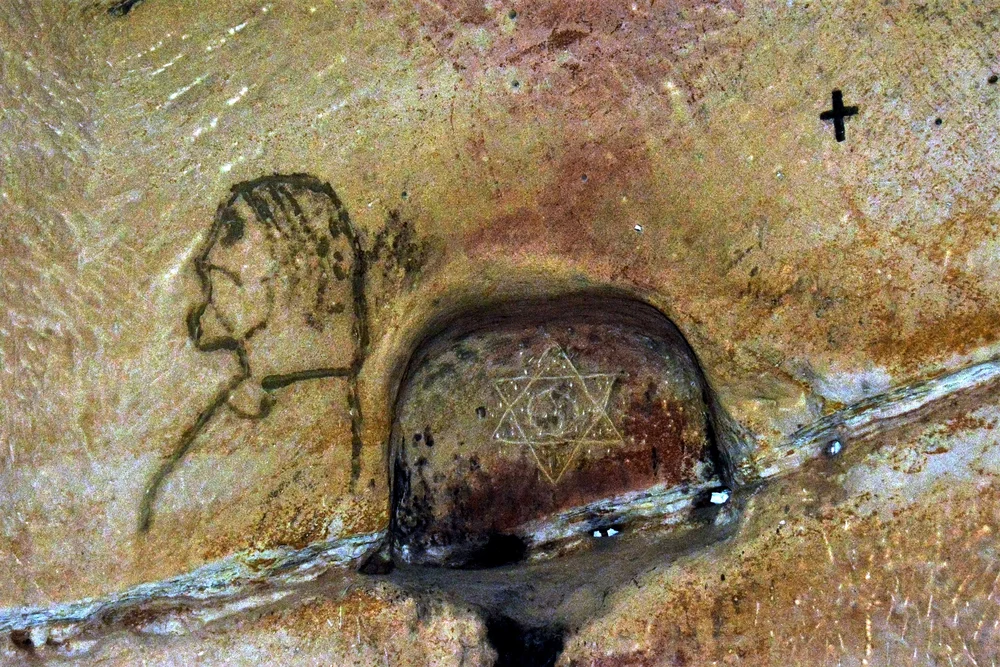 Mănăstirea Rupestră Șinca Veche, cunoscută ca Templul Ursitelor, săpată în piatră.