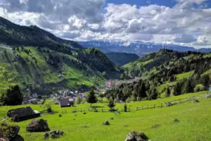 Peisaj de toamnă cu satele Moieciu de Jos și Moieciu de Sus, Brașov, pe Valea Moieciului.